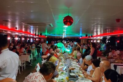 Bosphorus Dinner Cruise Tour with Private Table - Entering Like a VIP: Private Table and Mega-Yacht Boarding