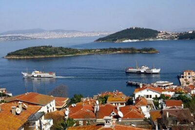Cruise to the Princes' Islands - Getting oriented on Büyükada: car-free streets and a guided walk