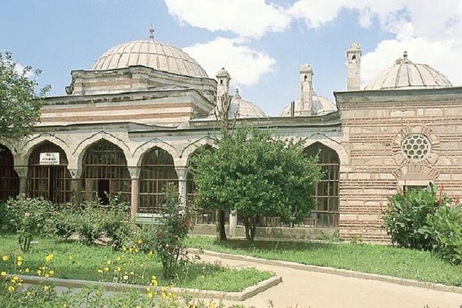 Dolmabahce Palace & Uskudar(Asian Side) Afternoon Tour - Üsküdar Fish Market stroll: local life, not museum life