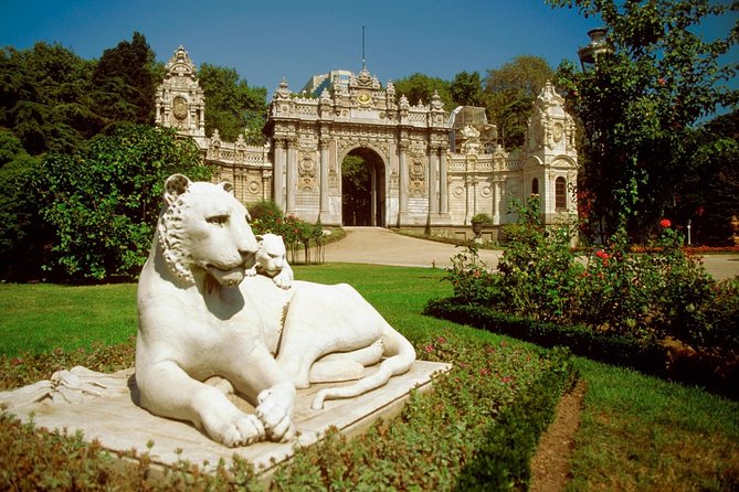 Dolmabahce Palace & Uskudar(Asian Side) Afternoon Tour - Dolmabahçe Palace: why this Ottoman-era monument still pulls people in