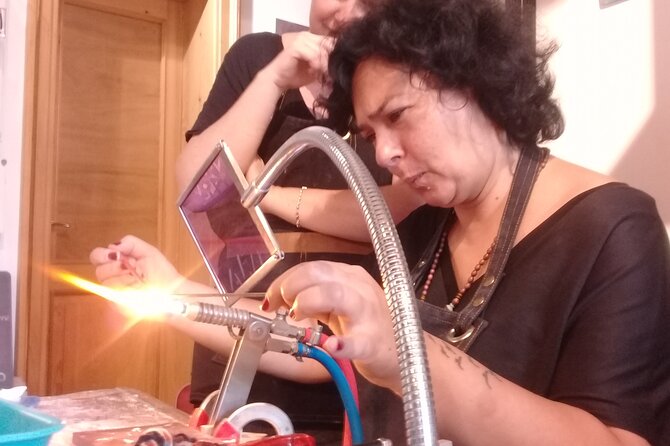 Glass Melting and Shaping with Flame with the Senior Glass Master - The real technique: melting rods and shaping with the flame
