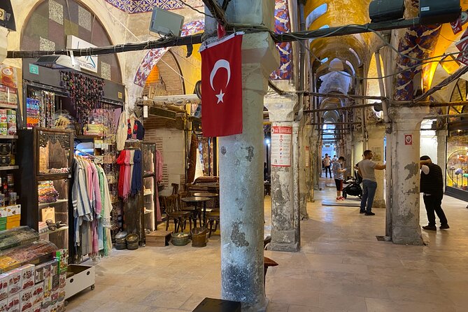 Grand Bazaar Through the Alleys - Buyuk Yeni Han: stepping into the largest han in the area