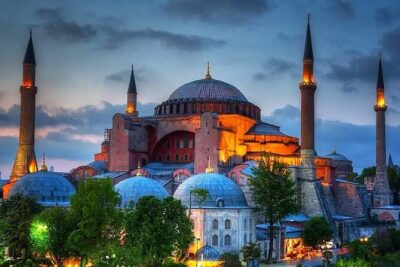 Half Day Old City - Sultan Ahmet Tour - Blue Mosque inside: the six-minaret detail you’ll notice fast