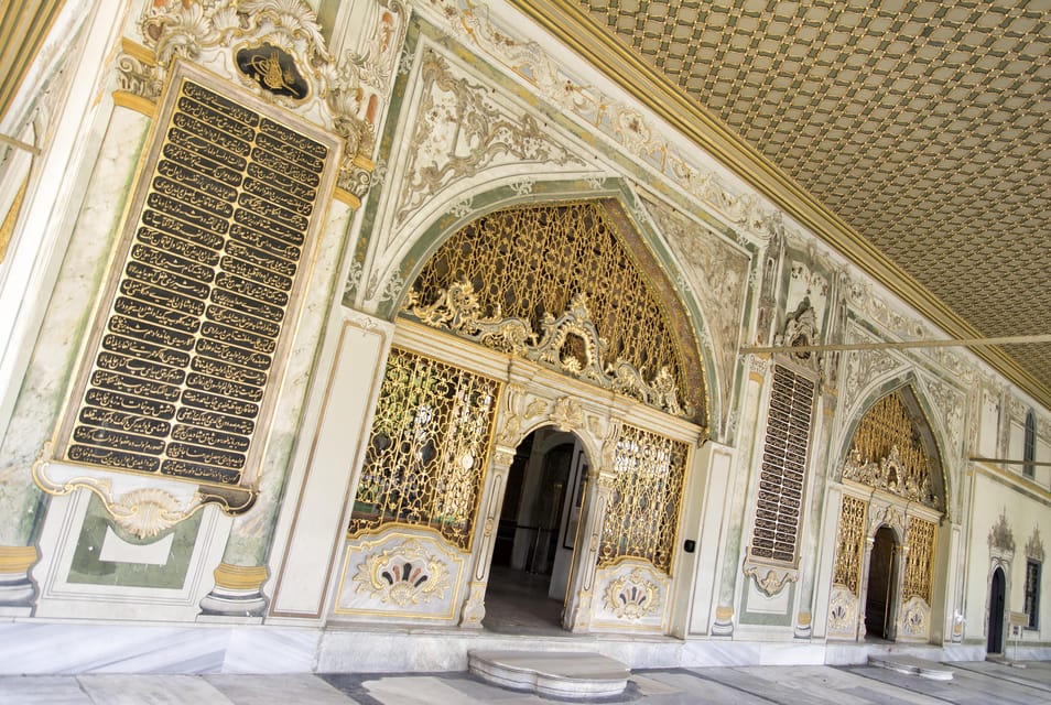 Istanbul: Best City Highlights Guided Tour with Tukish Lunch - Hagia Sophia: Byzantine Grandeur with Skip-the-Line Entry
