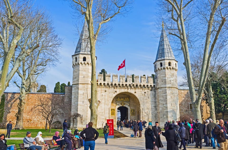 Istanbul: Blue Mosque, Hagia Sofia & Topkapi Palace Day Tour - Sultanahmet Square: start where the monuments explain the city