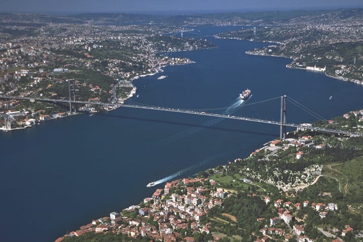 Istanbul: Bosphorus Cruise and Golden Horn Bus Tour - Balat Stops: St Stephen, Or-Ahayim, Fener Patriarchate, and the City Wall