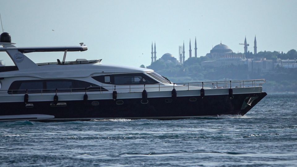 Istanbul: Bosphorus Cruise with Stopover on the Asian Side - Rumeli Fortress and the bridge sweep: the Bosphorus as a strategic corridor