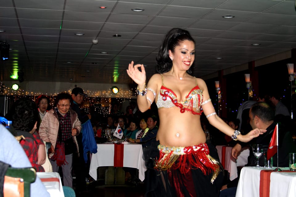 Istanbul: Bosphorus Dinner Cruise Incl. Drinks with Transfer - What to watch out for: crowding, table space, and show scale