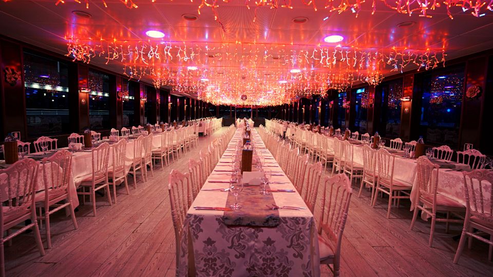 Istanbul: Bosphorus Dinner Cruise with Drinks & Turkish Show - Food and drinks: baklava, tea, and how to choose your main