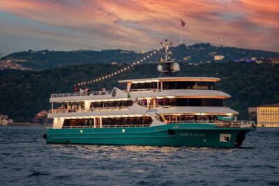 İstanbul Bosphorus Dinner Cruise with Traditional Turkish Show - The Main Event: 3 Hours Cruising at Night
