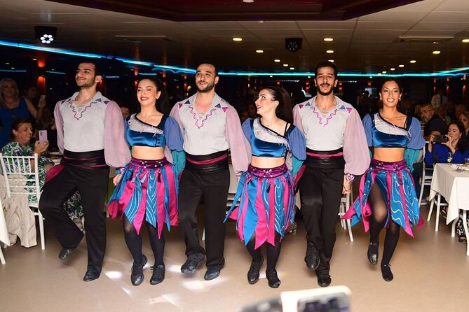 İstanbul Bosphorus Dinner Cruise with Traditional Turkish Show - The Crowd Factor: When a Big Boat Works and When It Doesn’t