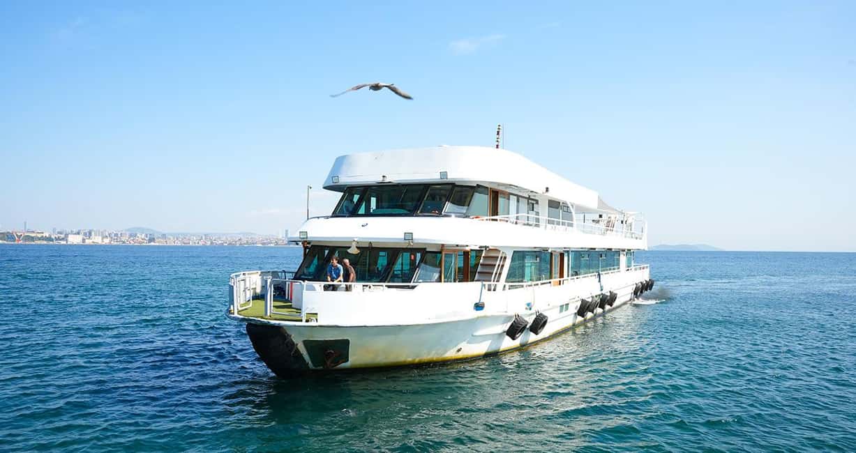 Istanbul: Bosphorus & Golden Horn Cruise Daytime or Sunset - Guides, audio languages, and how to follow the story on a noisy boat