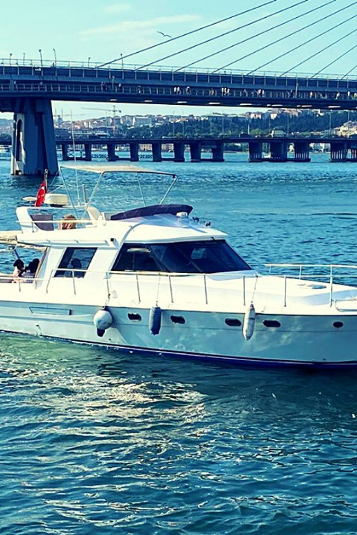 İstanbul: Bosphorus Private Yacht Cruise with Tea and Coffee - Private Yacht Cruise Time on the Bosphorus Bridge and Palaces