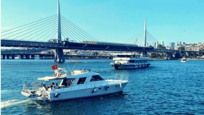 İstanbul: Bosphorus Private Yacht Cruise with Tea and Coffee - Meeting at Galata Bridge Area: Getting On Board Without Stress