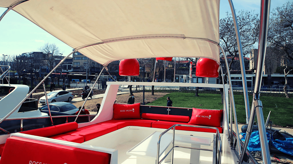 İstanbul: Bosphorus Private Yacht Cruise with Tea and Coffee - Service Quality: What to Expect From the Captain and Crew