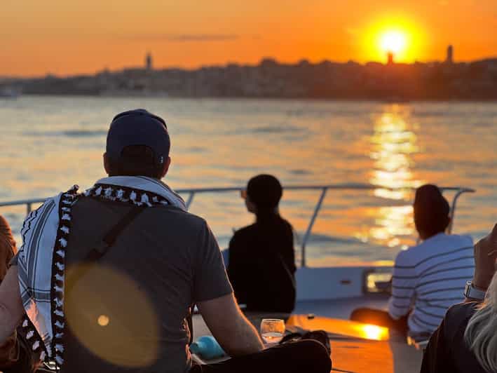 Istanbul: Bosphorus Sunset Cruise on a Luxury Yacht - Dolmabahçe Palace and Çırağan Palace: the “wow” phase starts early