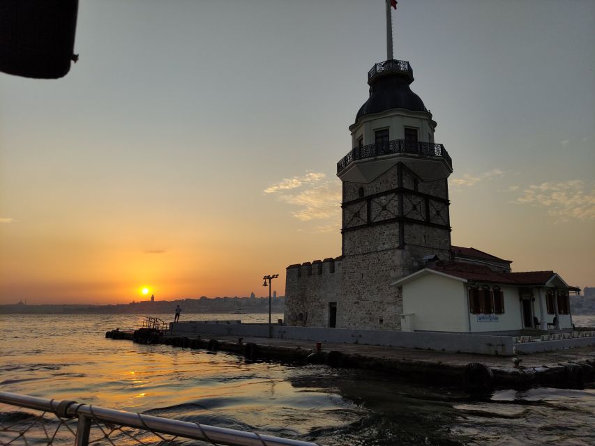 Istanbul: Bosphorus Sunset Cruise with Snacks and Wine - Food, wine, and the drink mix that makes the cruise feel complete