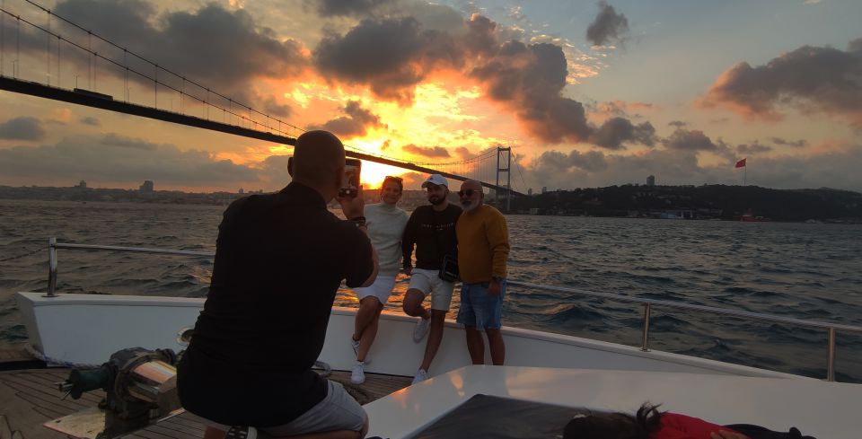 Istanbul: Bosphorus Sunset Cruise with Snacks and Wine - Meeting at I360 or Mimar Sinan Heykeli: keeping the start simple