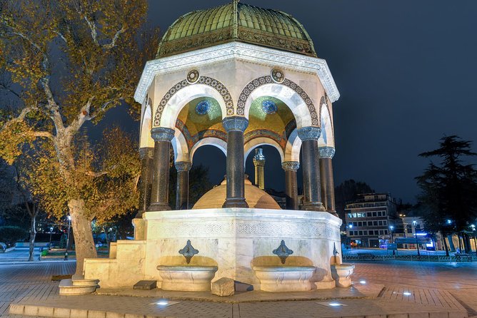 Istanbul Byzantine and Ottoman Tour: Hagia Sophia, Topkapi Palace, Blue Mosque and Grand Bazaar - Blue Mosque: a skyline landmark with included entry