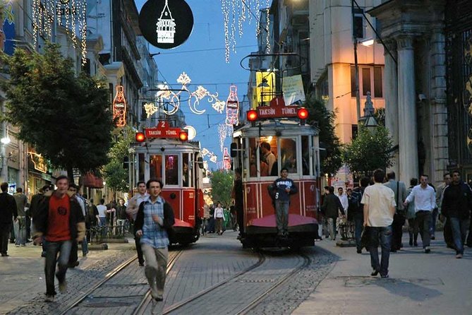 Istanbul Food Walking Tour of Beyoglu by Night - Islak burgers at the glass-case shop: how the wet-burger trick works