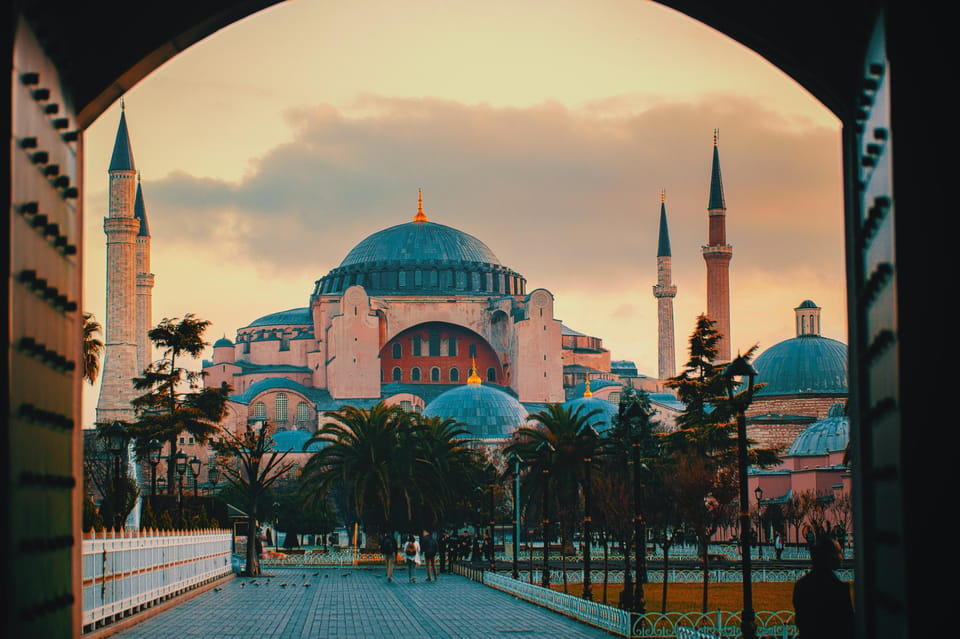 Istanbul: Hagia Sophia, Blue Mosque, & Basilica Cistern Tour - Blue Mosque (Sultan Ahmed Mosque): İznik tiles and the right mood