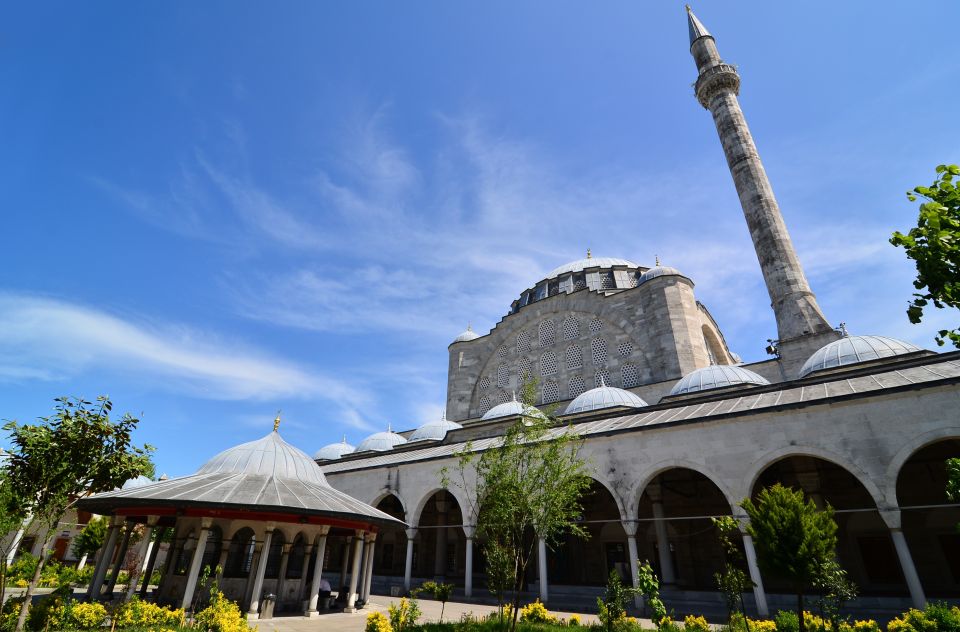 Istanbul: Maiden Tower visit, Istanbul Europe & Asian Tour - Yeni Valide Mosque (Yeni Cami): imposing outside, calm inside