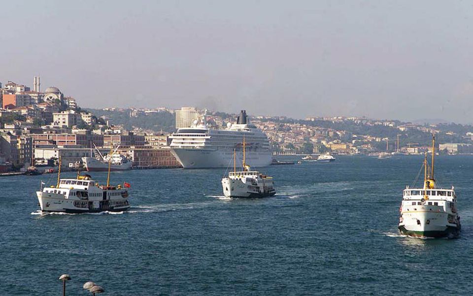 Istanbul: Old Town Highlights Tour & Bosphorus Cruise - Old Town to the Bosphorus: a smart 8-hour flow