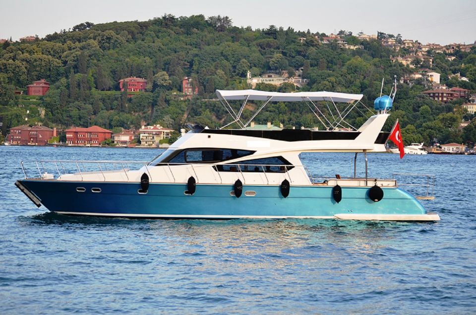 Istanbul: Old Town Tour and Bosphorus Lunch Cruise - Private Yacht Lunch on the Bosphorus: The Meal and the Mood