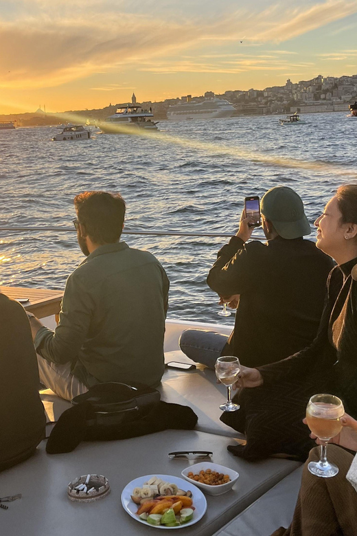 Istanbul: Small Group Yacht Tour with Unlimited Wine - Getting to Kardeşim Sokak and boarding in the real world