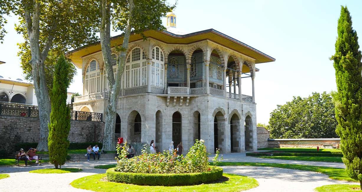 Istanbul: Topkapi and Harem Tour with Skip-the-Line Ticket - Coffee break views and the Bosphorus moment