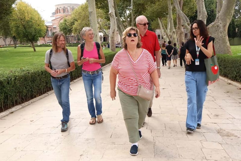 Istanbul: Topkapi Palace and Harem Museum Tour with Ticket - The Imperial Treasury and artifacts: where the palace turns into a story