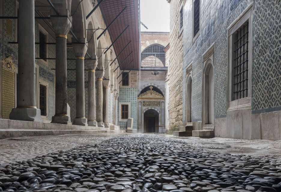 Istanbul: Topkapi Palace Guided Tour - The collections that steal the show: porcelain, crystal, and silver