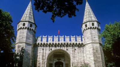 Istanbul: Topkapi Palace Guided Tour w/ Skip-the-Ticket-Line - Getting to the meeting point near the Blue Mosque Tram Stop