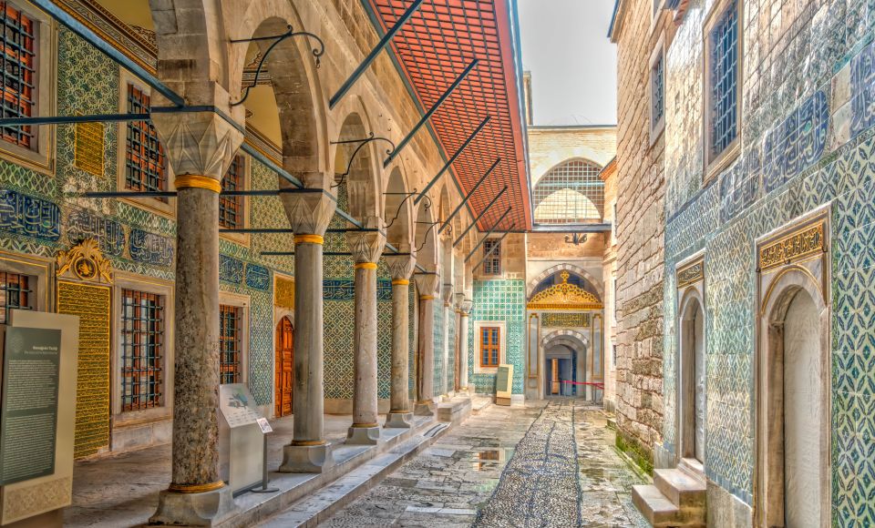 Istanbul: Topkapi Palace & Harem Tour Skip-the-Line Ticket - Entering Topkapi: four main courtyards and the palace layout