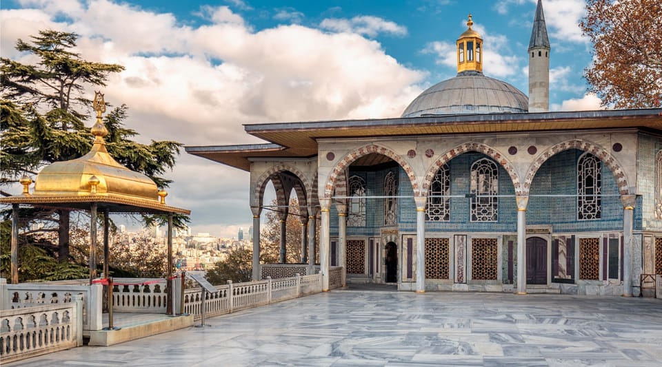 Istanbul: Topkapi Palace Skip-the-Line Ticket & Guided Tour - Meeting at the Sultan Ahmed III Fountain: the easiest way to start