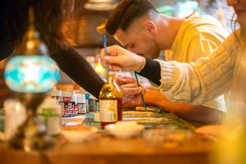 Istanbul: Traditional Stained Glass Painting Workshop - Who teaches and what the group size changes
