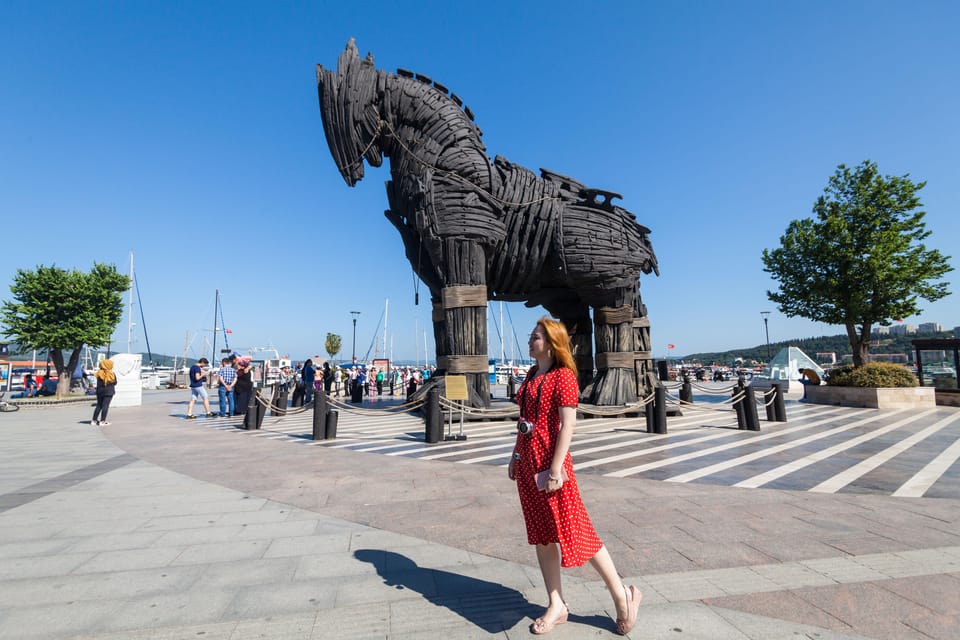 Istanbul: Troy Guided Bus Tour with Ferry Tickets & Lunch - The lunch and photo stop rhythm in Eceabat