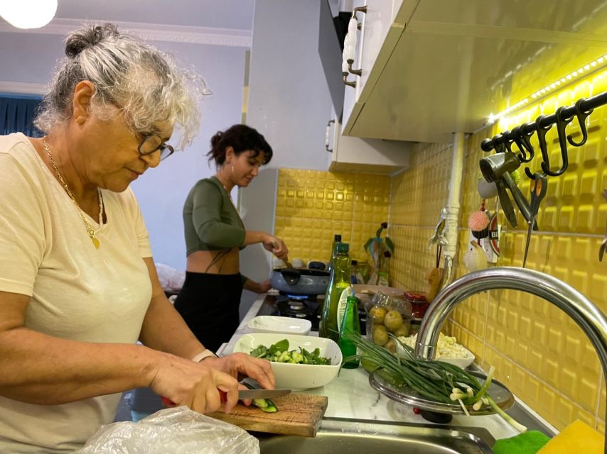 Istanbul: Vegan/Vegetarian Cooking Class with Locals at Home - The welcome moment: tea, chat, and getting comfortable