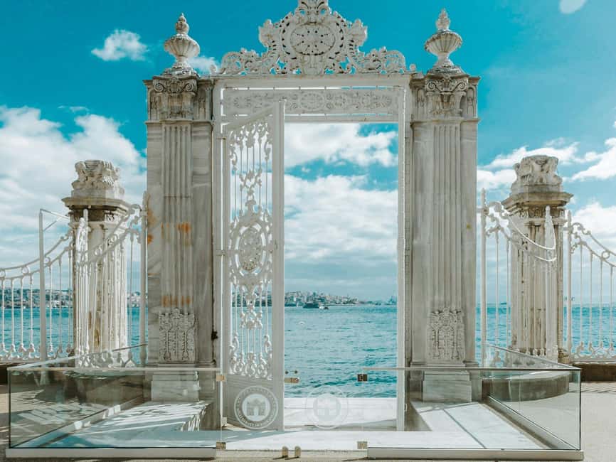 Istanbul:Dolmabahce Palace Skip-the-Line Entry & Audio Guide - Main palace rooms: the big, ornate first impression