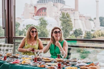 Love in Istanbul: Perfect Photo Moments at Iconic Locations - How Location Choice Shapes Your Photos (and Your Time)