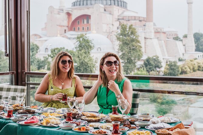 Love in Istanbul: Perfect Photo Moments at Iconic Locations - How Location Choice Shapes Your Photos (and Your Time)