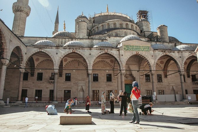 Private City Kickstart Tour: Istanbul - Blue Mosque: quick wow factor, then straight into orientation