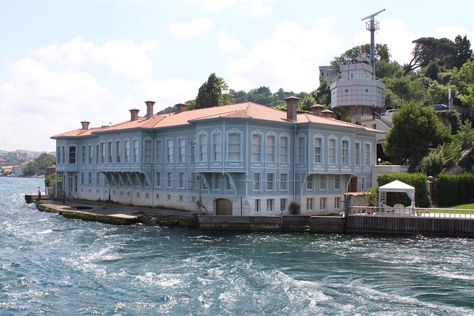 Small Group Full-Day Istanbul: Old City, Bosphorus Cruise & Lunch - Lunch in a local restaurant: included, but plan for drinks on your own