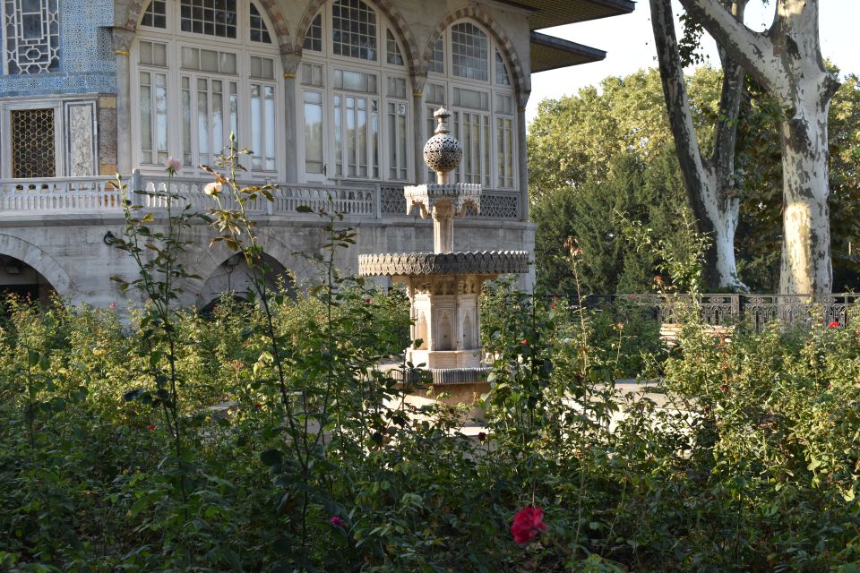 Topkapi Palace Tour: Scenes of the Ottoman Empire - Bosphorus views and palace scale: the moment you pause on purpose